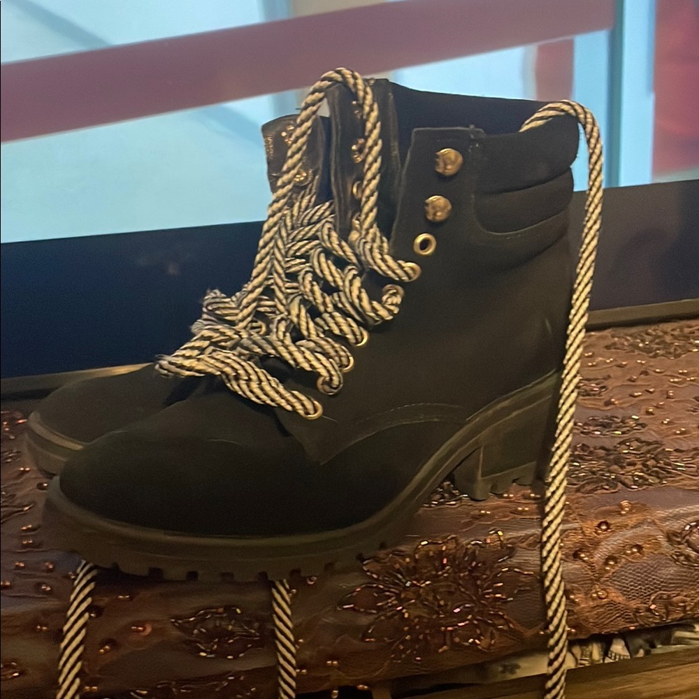 Steve Madden Black Heeled Boots with Sturdy Construction and Padded Collar